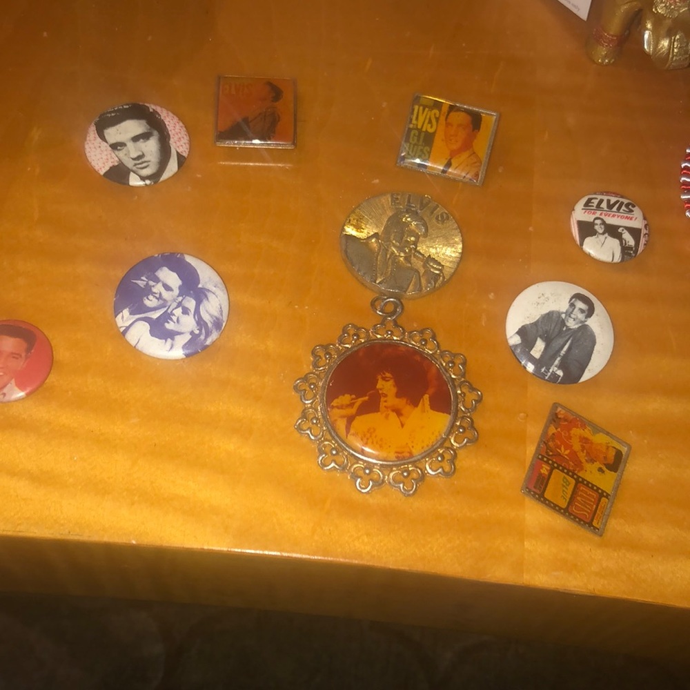 Elvis accent pins